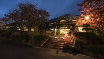 施設の正面 (日没後) / 3