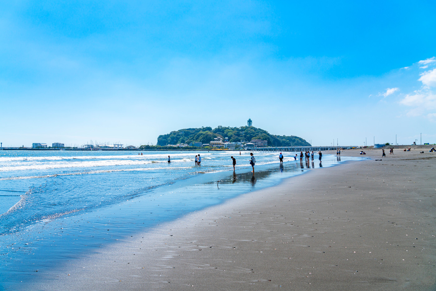 【神奈川県】片瀬東浜海岸から見る晴天の江ノ島