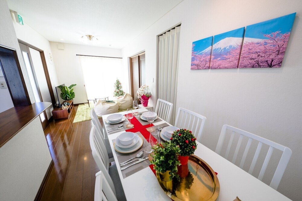 客室内のダイニングエリア