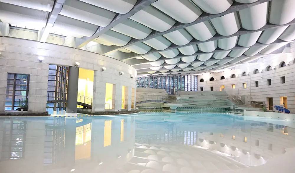 通年温かく、季節や天候を問わずに楽しめるプール「イルマーレ」。全長60mもの大きなプールで、ビーチ沿いにいるような雰囲気に浸れます。