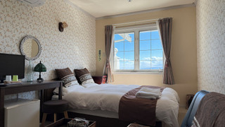 デザイン ルーム ダブルベッド 1 台 パーシャルシービュー