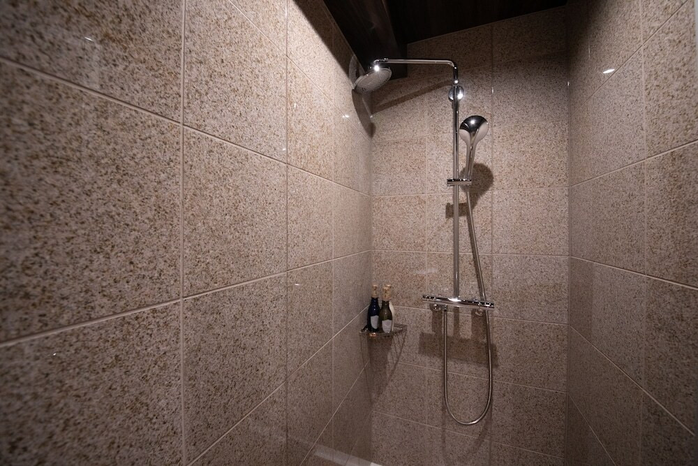 バスルームのシャワー