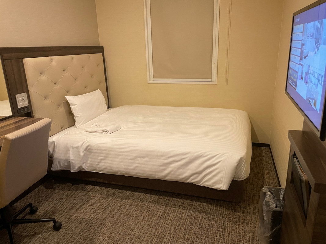 窓はありますが、隣の建物の壁でした。