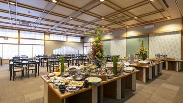 旅館のお食事処 / 4