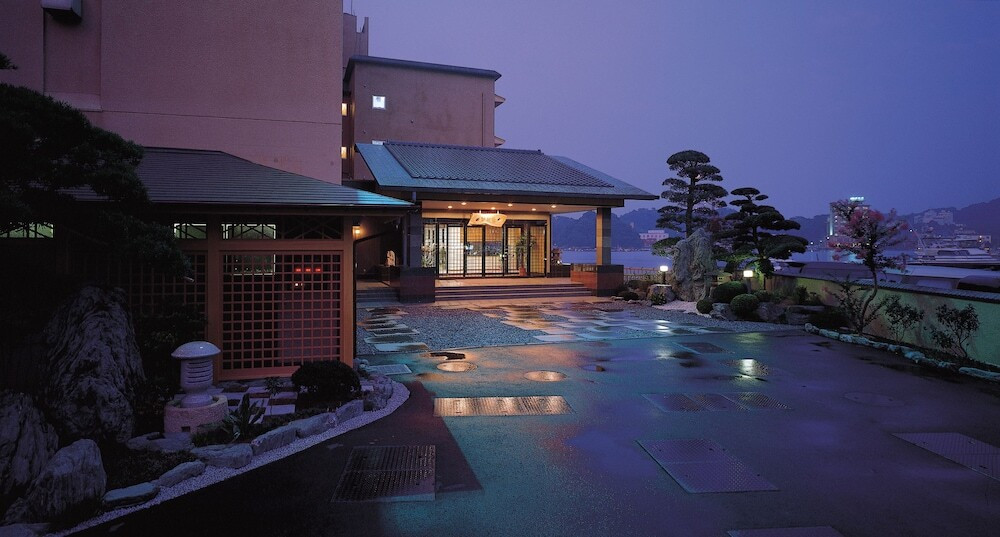 施設の正面 (日没後)