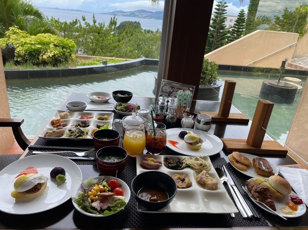 豊富な料理が並ぶ朝食。窓際席で海を眺めながら、優雅な朝を楽しんで / 1