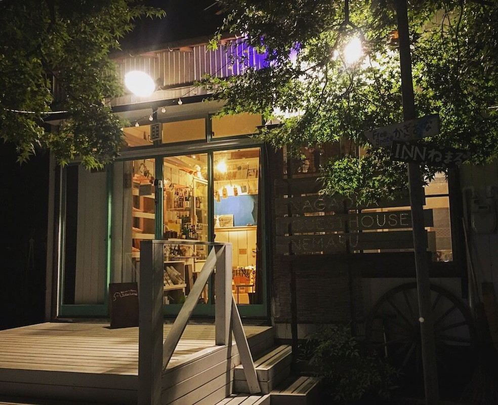 施設の正面 (日没後)