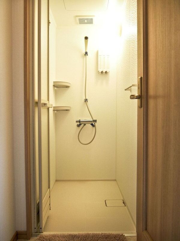 バスルームのシャワー