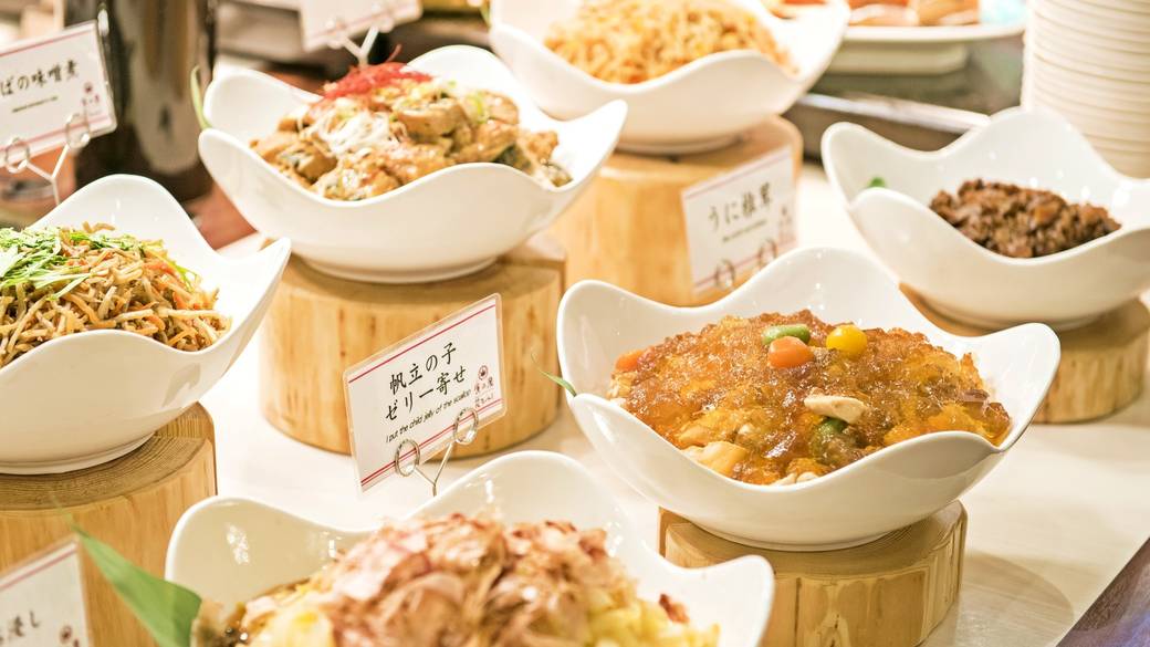 お刺身やカレーなど
北海道が詰まった朝食 / 1