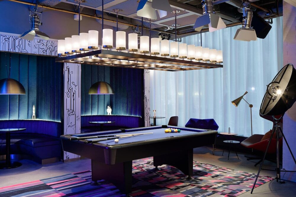 ユニークなインテリアが配された隠れ家のようなバーで、チルなひと時を4064414