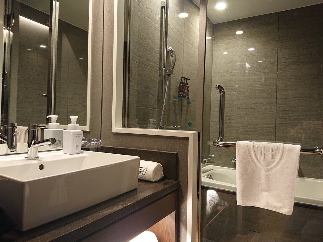 バスルームは明るくてほっとする