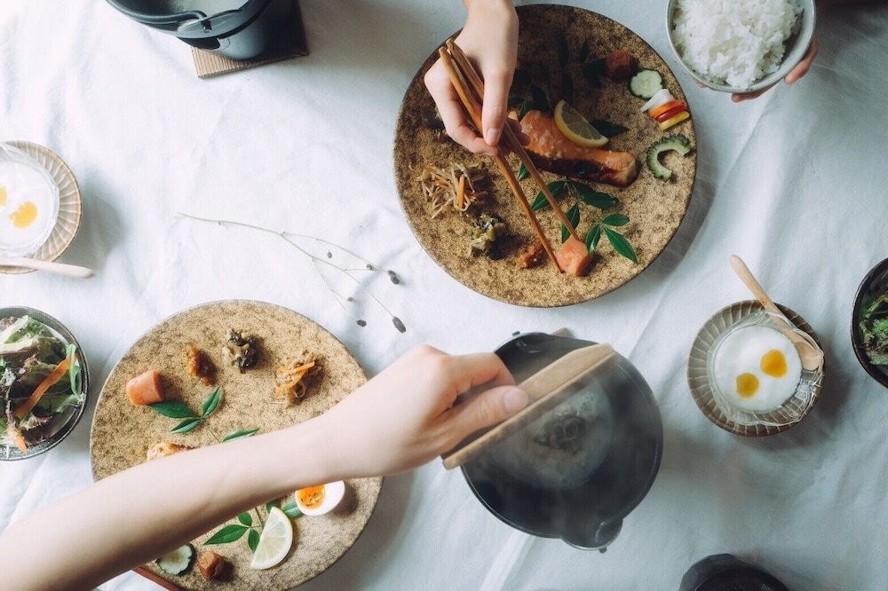 お茶を中心に人々が集う、憩いの温泉宿4064735