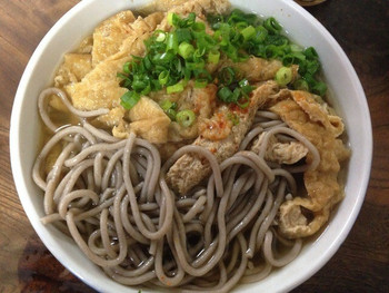 「みやけうどん」料理 754139 底から蕎麦を引っ張り出しました
