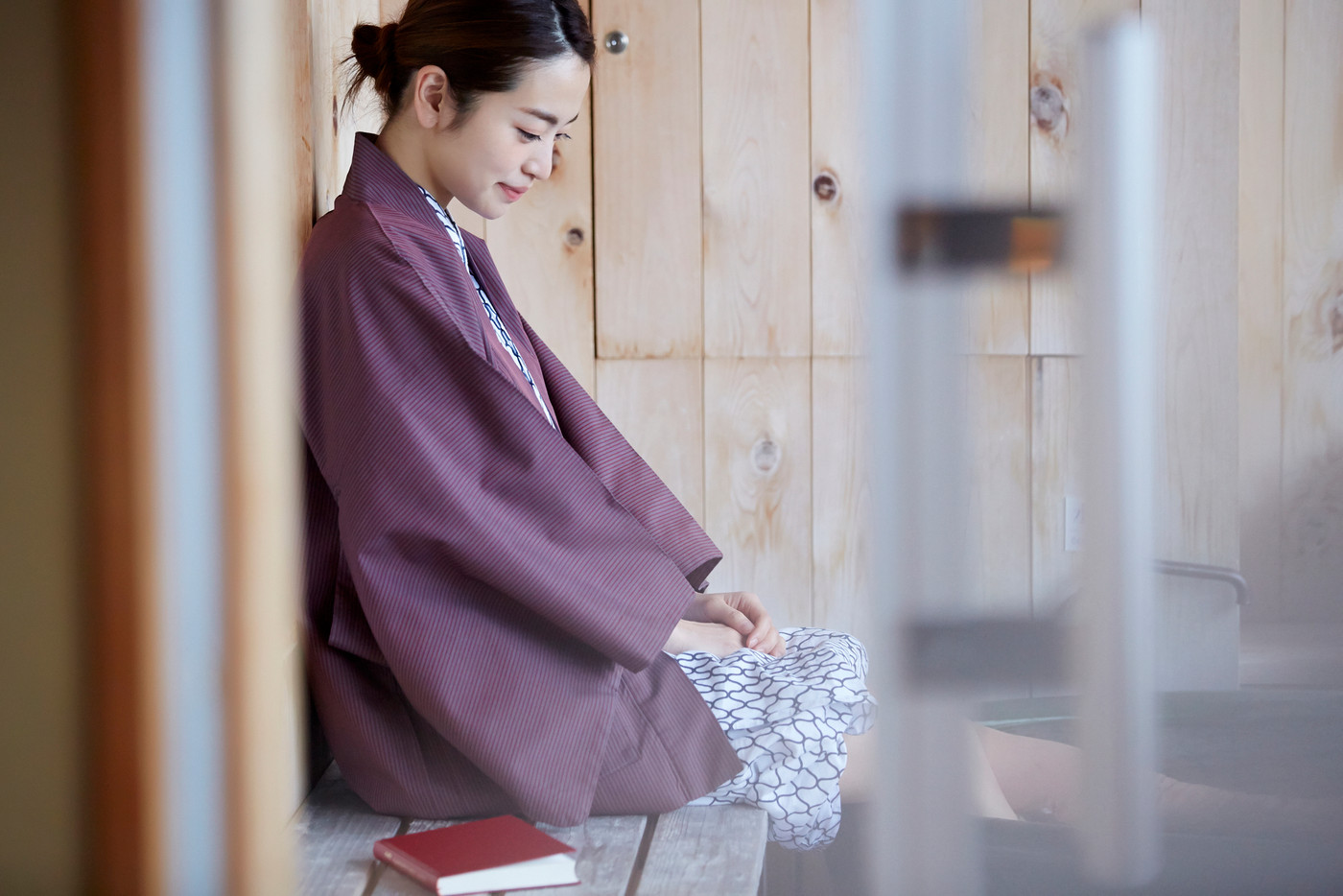 露天風呂を楽しむ日本人女性