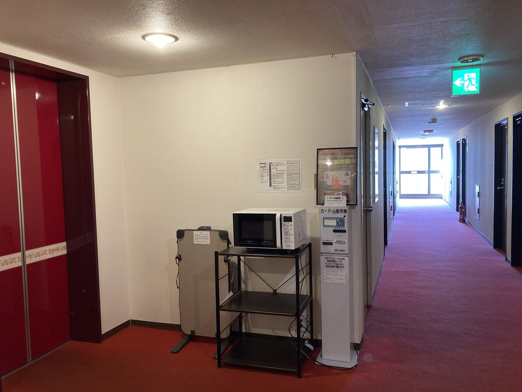 各階のエレベーターホールには電子レンジがありました