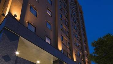 施設の正面 (日没後) / 2