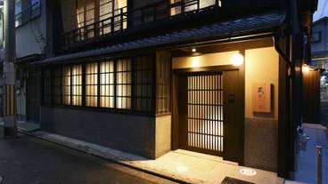 施設の正面 (日没後) / 2