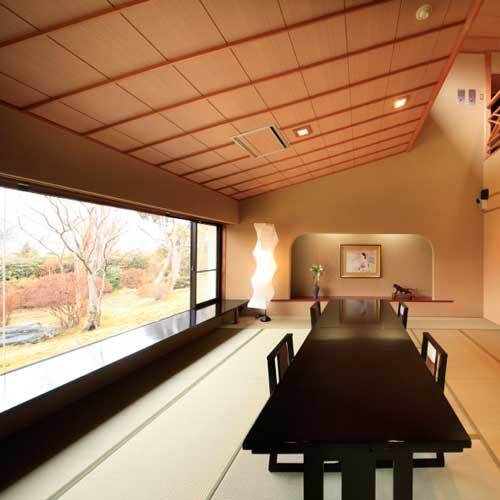 庭園や箱根連山を望むラウンジ / 1