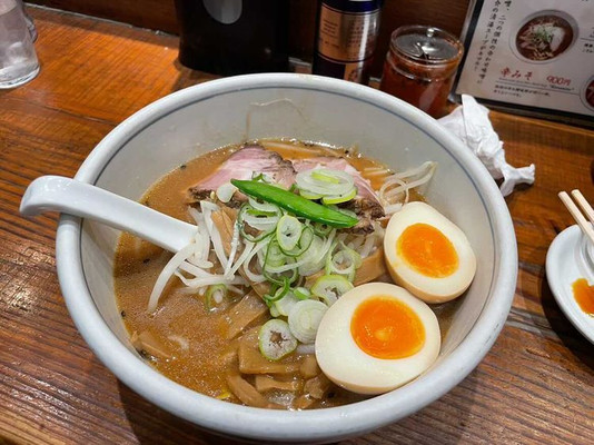 一番人気は味噌ラーメン。北海味噌と京味噌の合わせ味噌に、鶏ガラ豚骨と魚介のスープを。濃厚でコクのある味に / 1