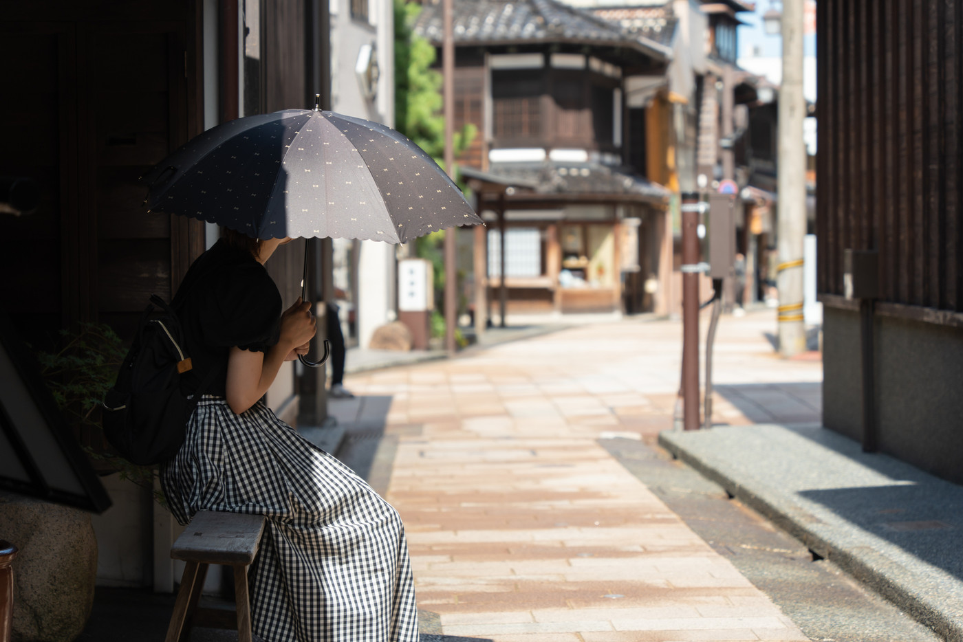 ひがし茶屋街を散策するアジア人の女性