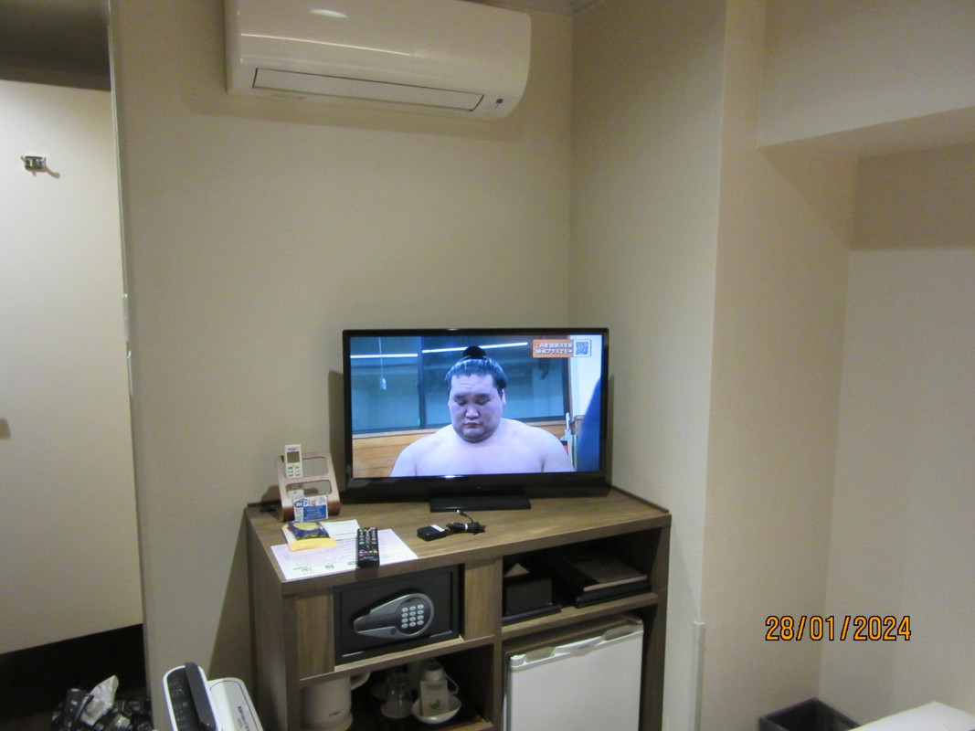 狭すぎて作業不能な机。