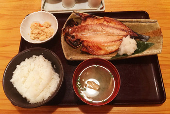「やまや 浜松町店」料理 1071985 日替わり定食（税込1,000円）
この日は大きな鯵のひらき。
ご飯はお代わり無料。