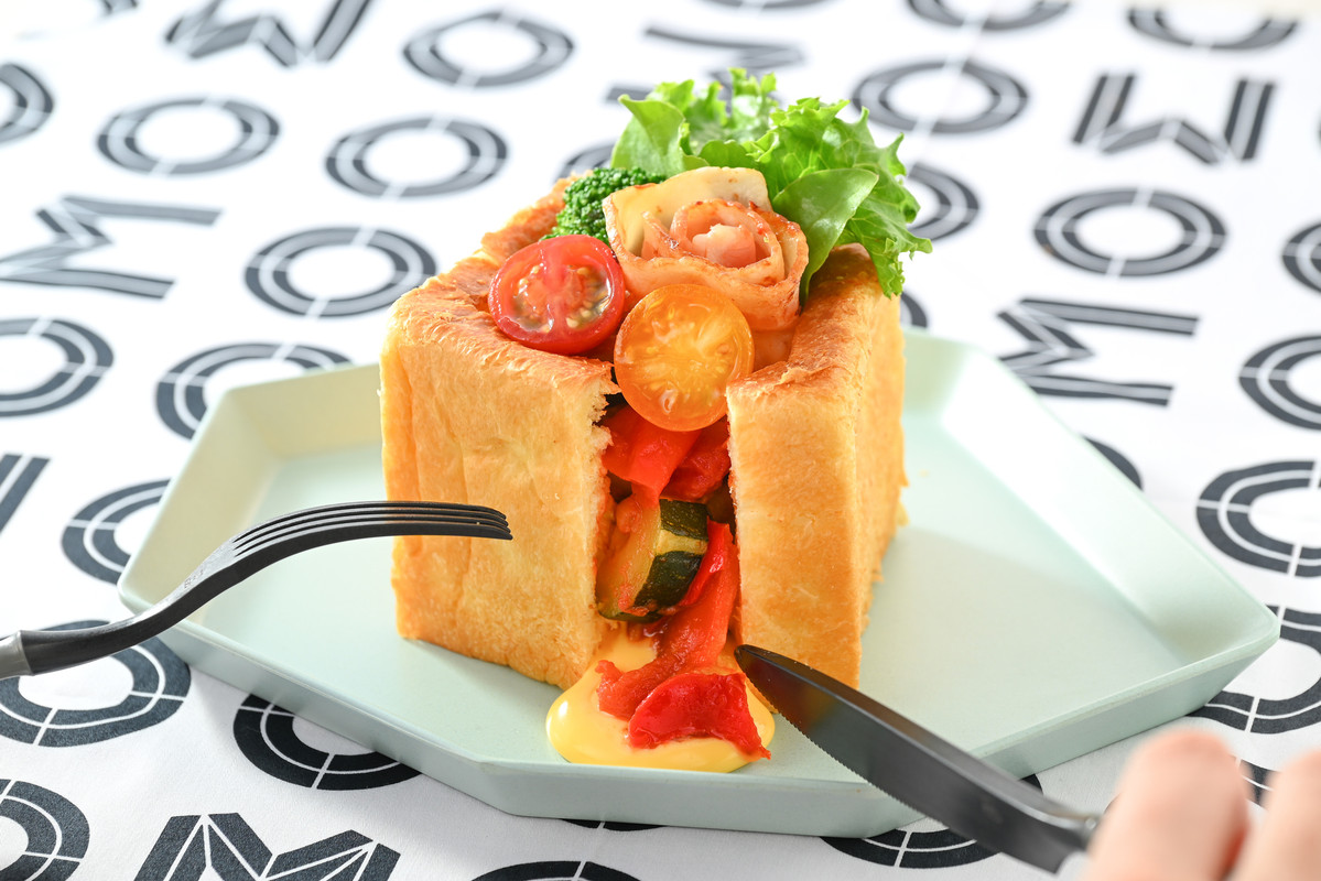 朝食　色鮮やかな赤坂キューブトースト