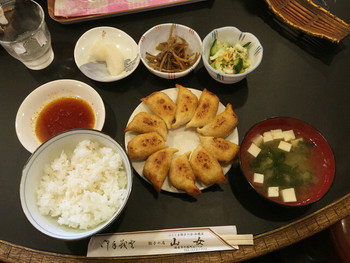 「山女」料理 1038929 お得な餃子定食（税込900円）