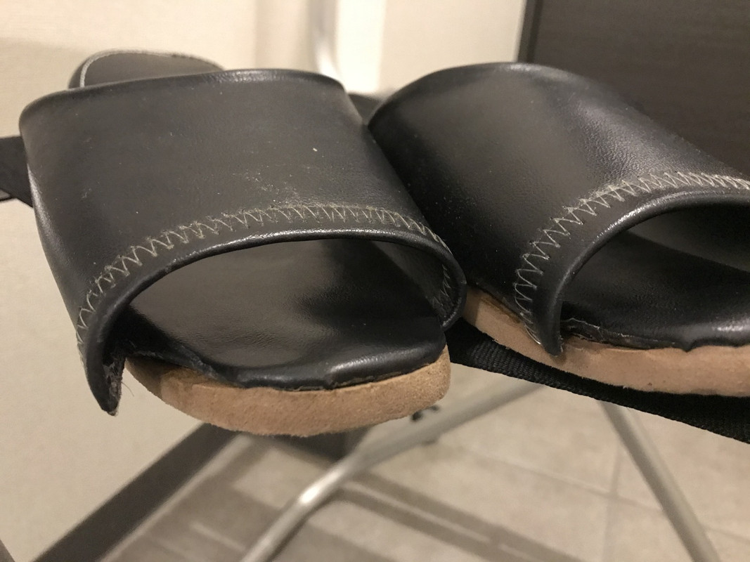 ②破れたスリッパ