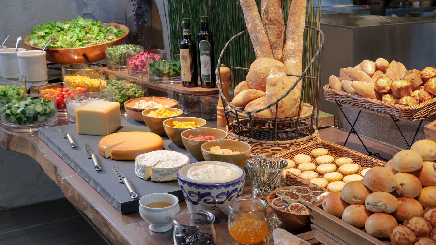 都会の真ん中で緑と空があふれる癒しのひとときを3996560