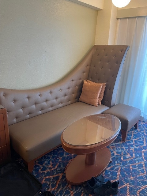 大きなソファーでは食事もできました