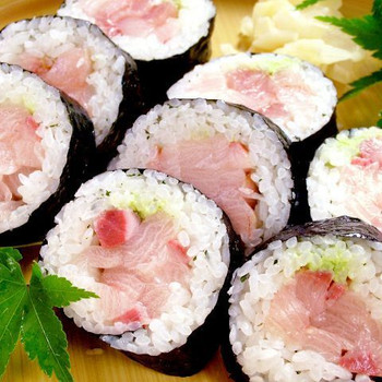 「田村」料理 89559 常連が必ずといっていいほど注文する田村自慢の「ぶりの太巻き」は、一度食べたら病み付きになる一品。