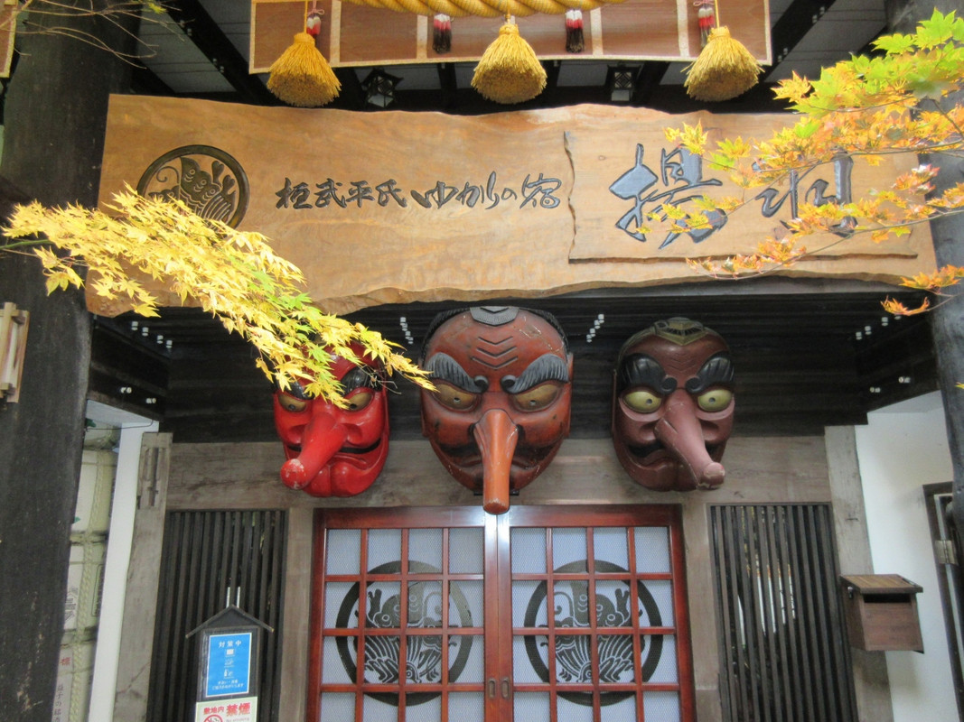 天狗がこちらを睨みつける玄関