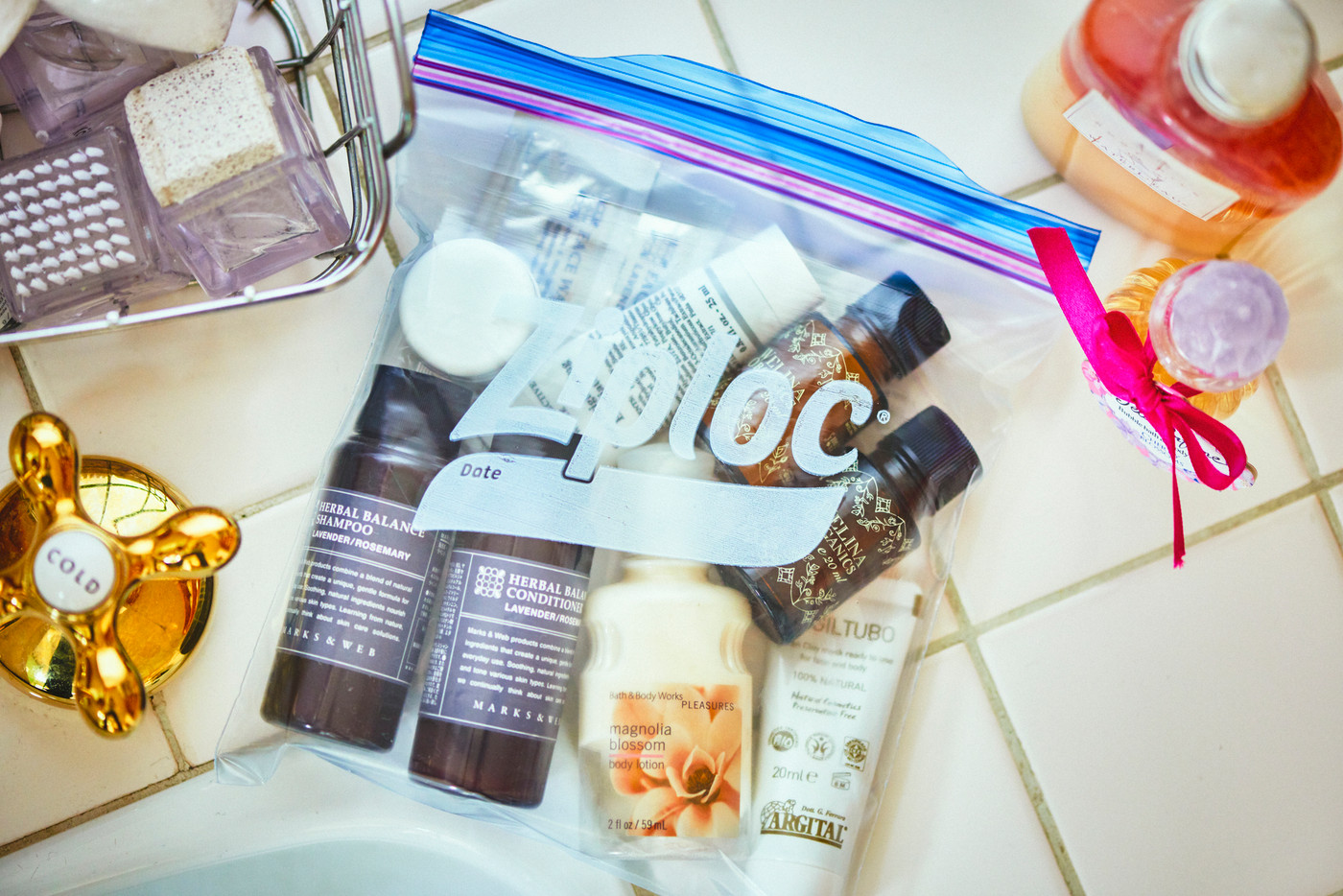 バスタイムにも機内にも便利なスキンケアセットに1939601