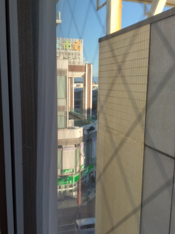 斜めから覗いて辛うじて