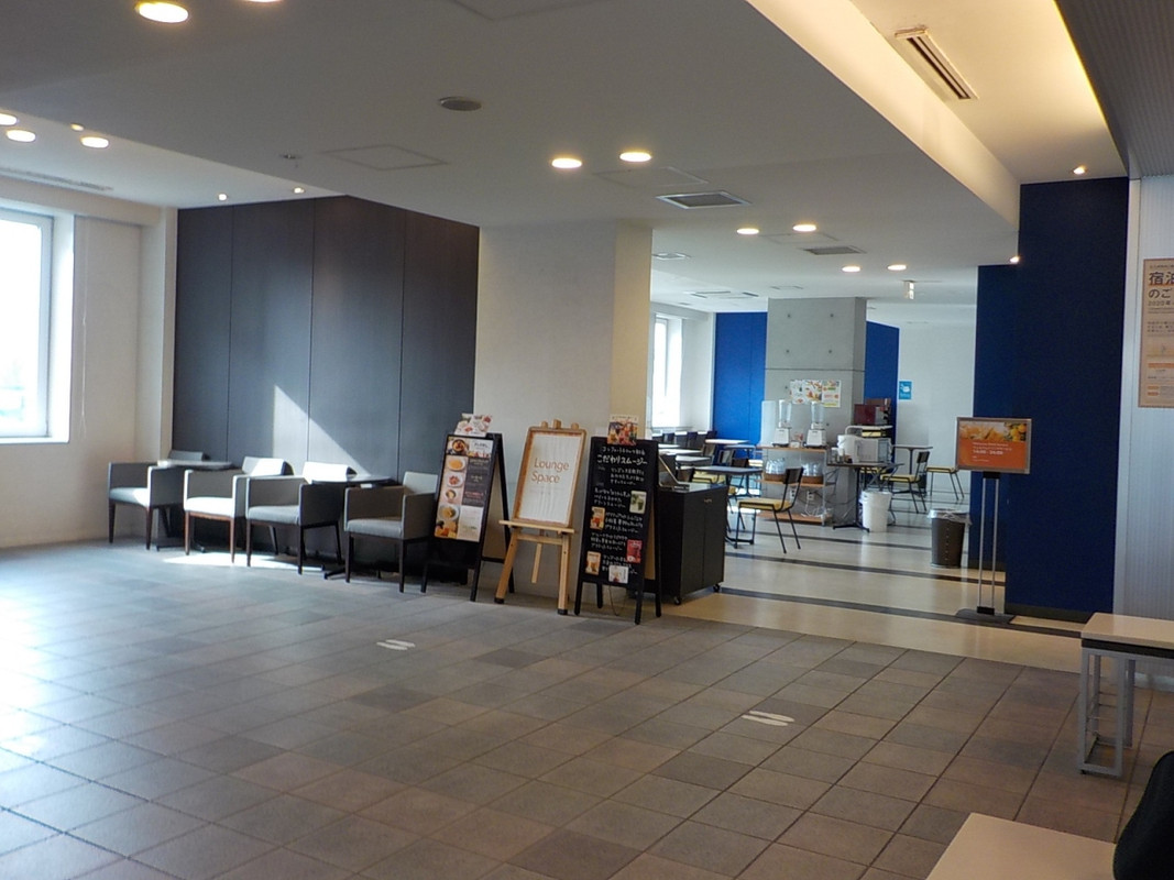 ホテルロビー。奥が朝食会場になります。