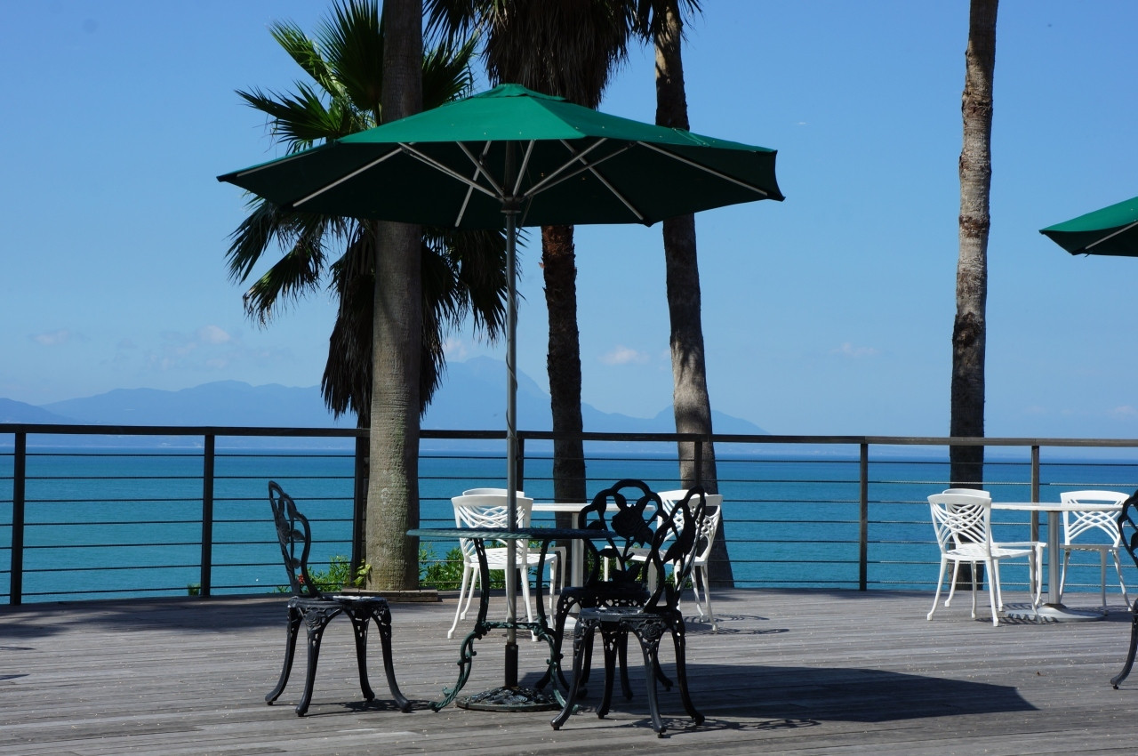 注目ポイント！海を眺めるウッドデッキ3384492