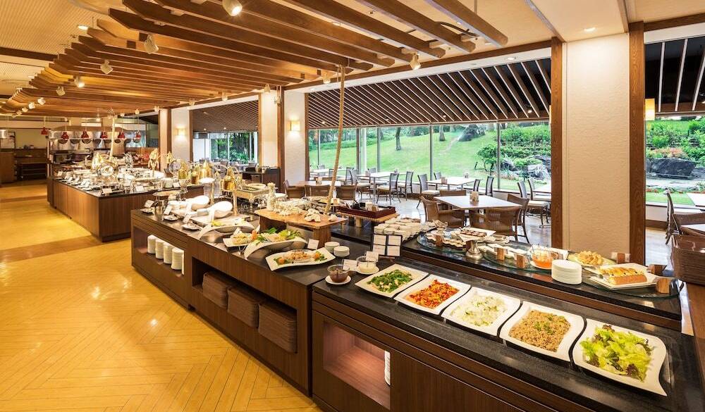 朝食にブルーシールも
約40種類の豊富な料理 / 3