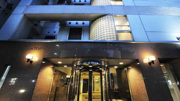 施設の正面 (日没後) / 3