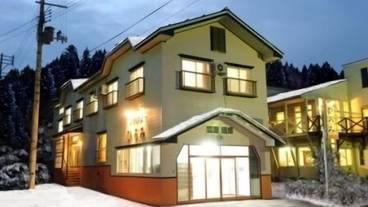 施設の正面 (日没後) / 1