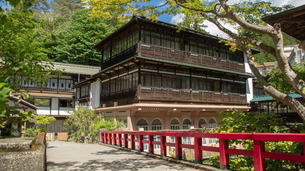 有名旅館「積善館」で
記念にパチリ☆ / 1