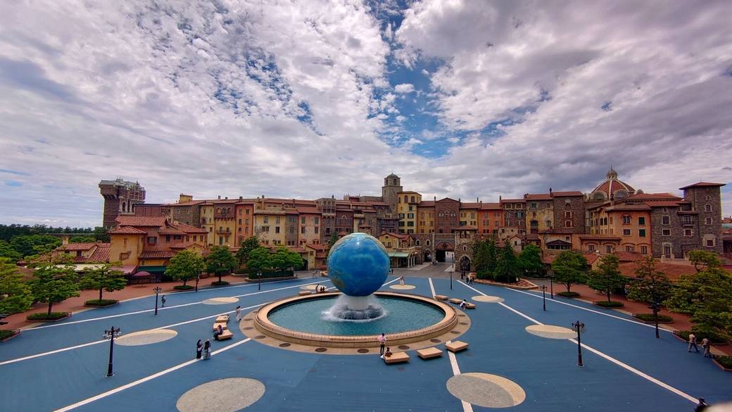 シャトルバスに乗って
東京ディズニーシーへ / 1