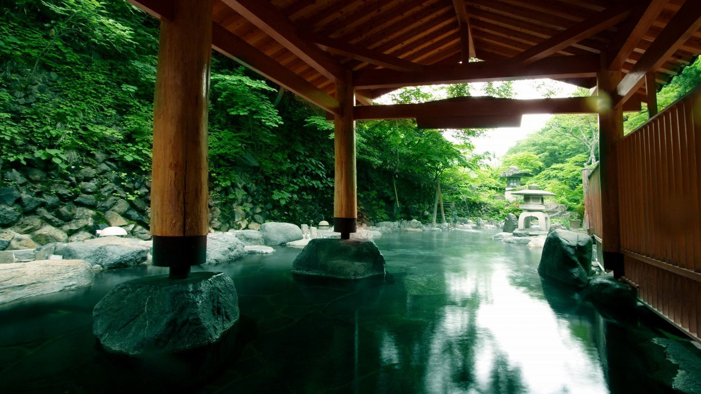 巨石の並ぶ露天風呂は圧巻！自然に飛び込んだ気分で温泉を堪能3751528