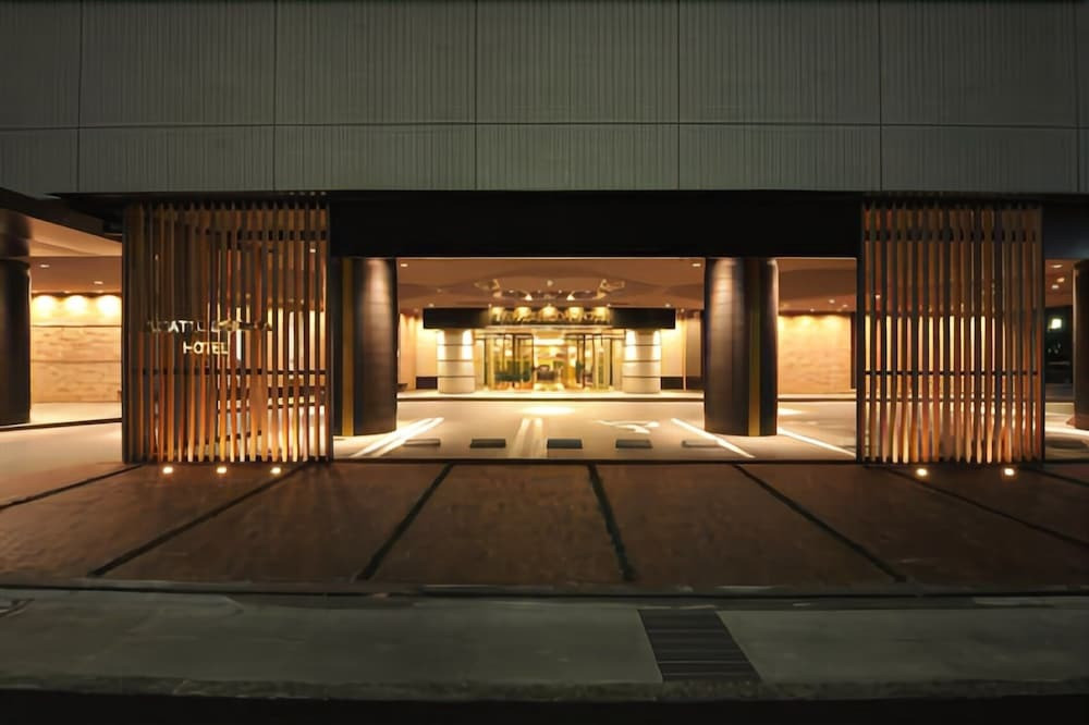 施設の正面 (日没後)