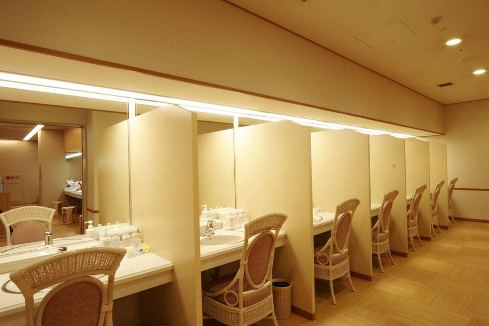 3. 広めの浴場でゆったり癒される「曲水の庭 ホテル玉泉」3484248