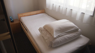 二段ベッドルーム (4ベッド+1シングルベッド, 共用バスルーム)