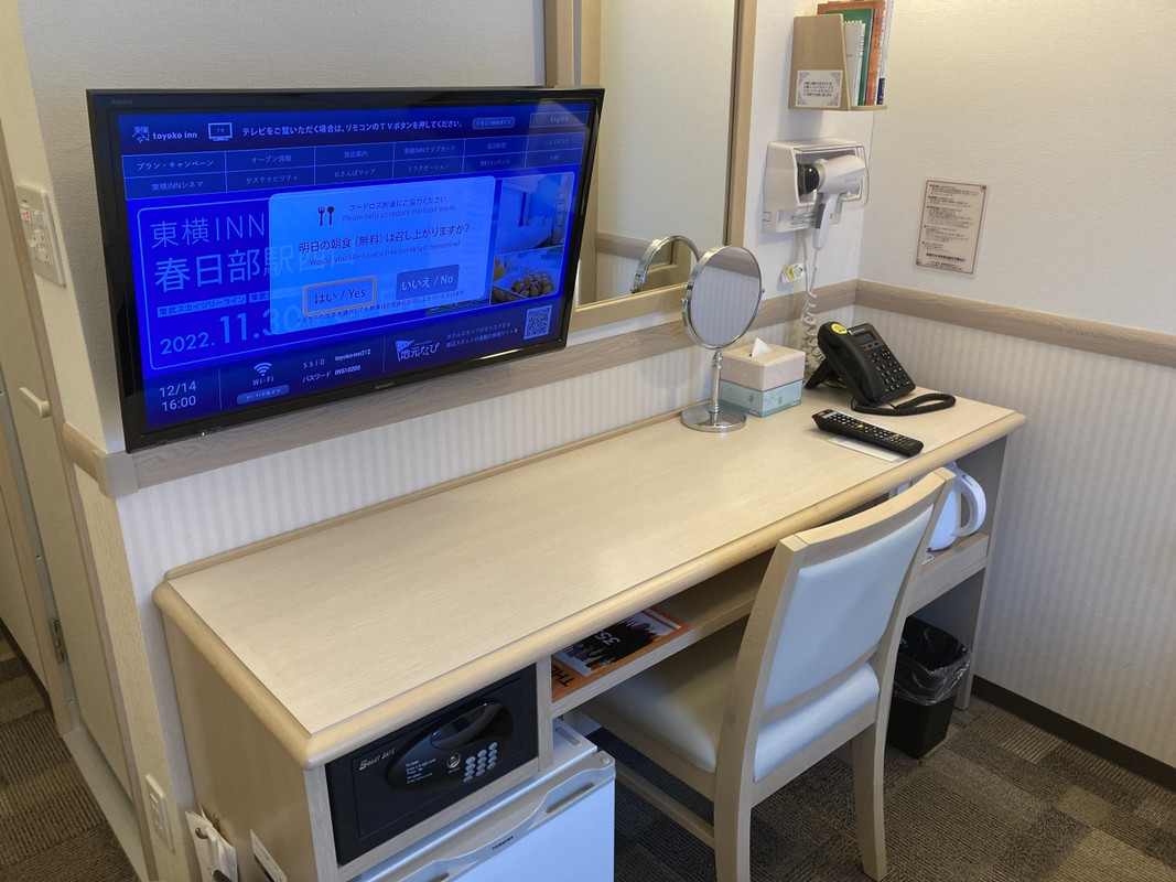 テーブルの奥行きが少し短いので仕事をやるには窮屈な感じ