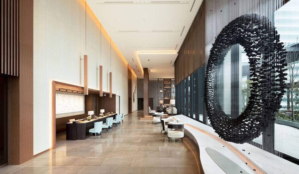 チェックインは
開放的な22階のロビー / 2