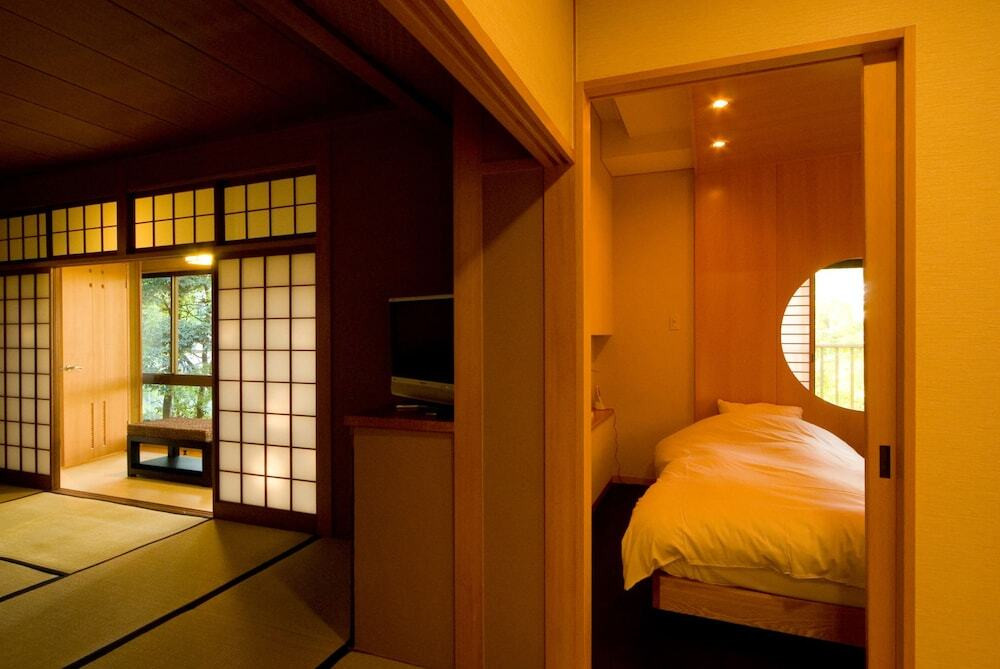 窓越しの緑を感じながら、ゆとりある貸切風呂でリラックス3925531