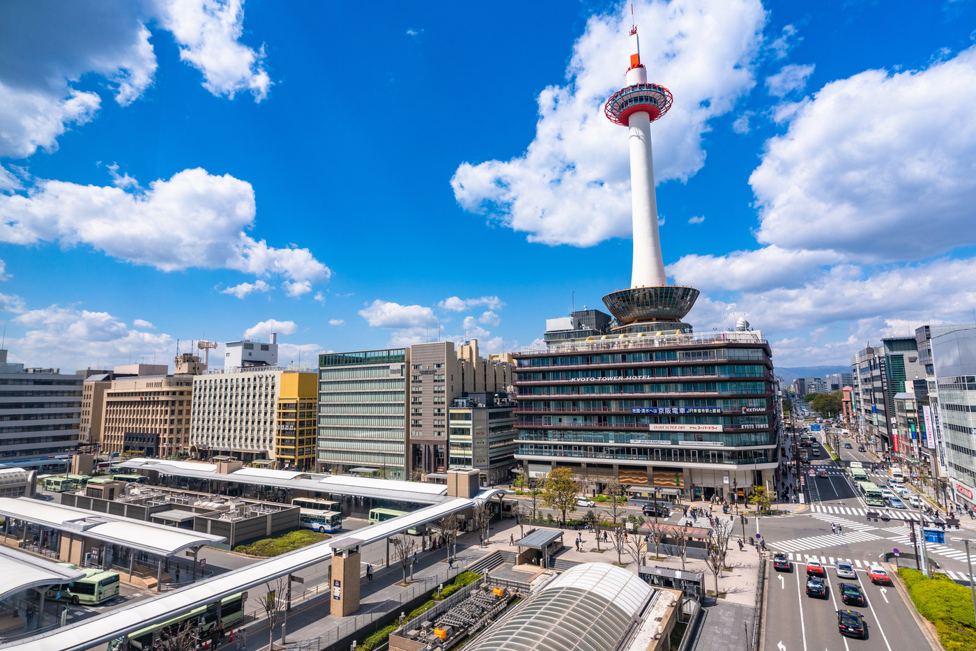 《京都府》京都タワー・京都駅前都市風景